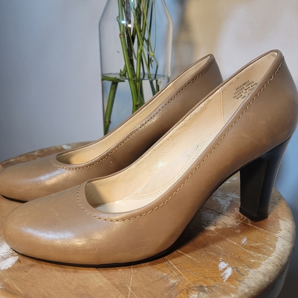 Jones New York heels very comfortable tan great condition - Picture 1 of 12